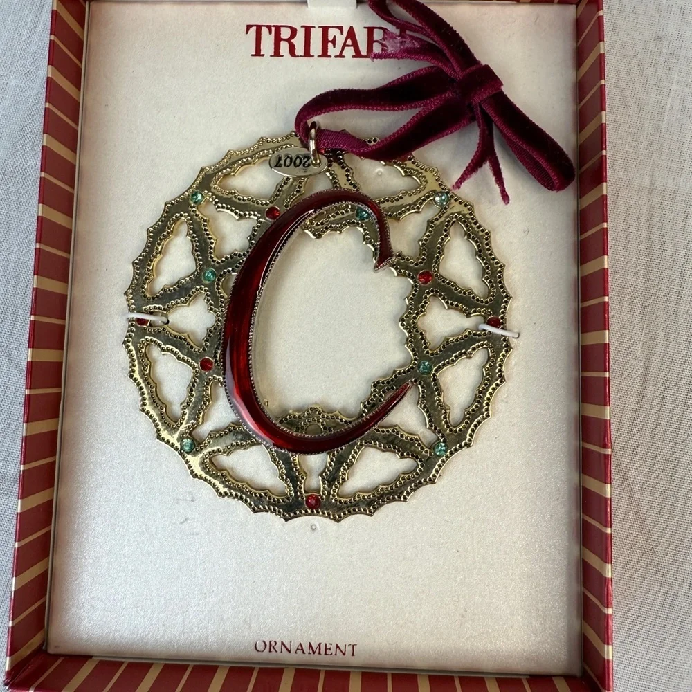 Trifari Gold and Red Ornament Pendant W/ Letter ‘C’ 2007 Christmas Ornament